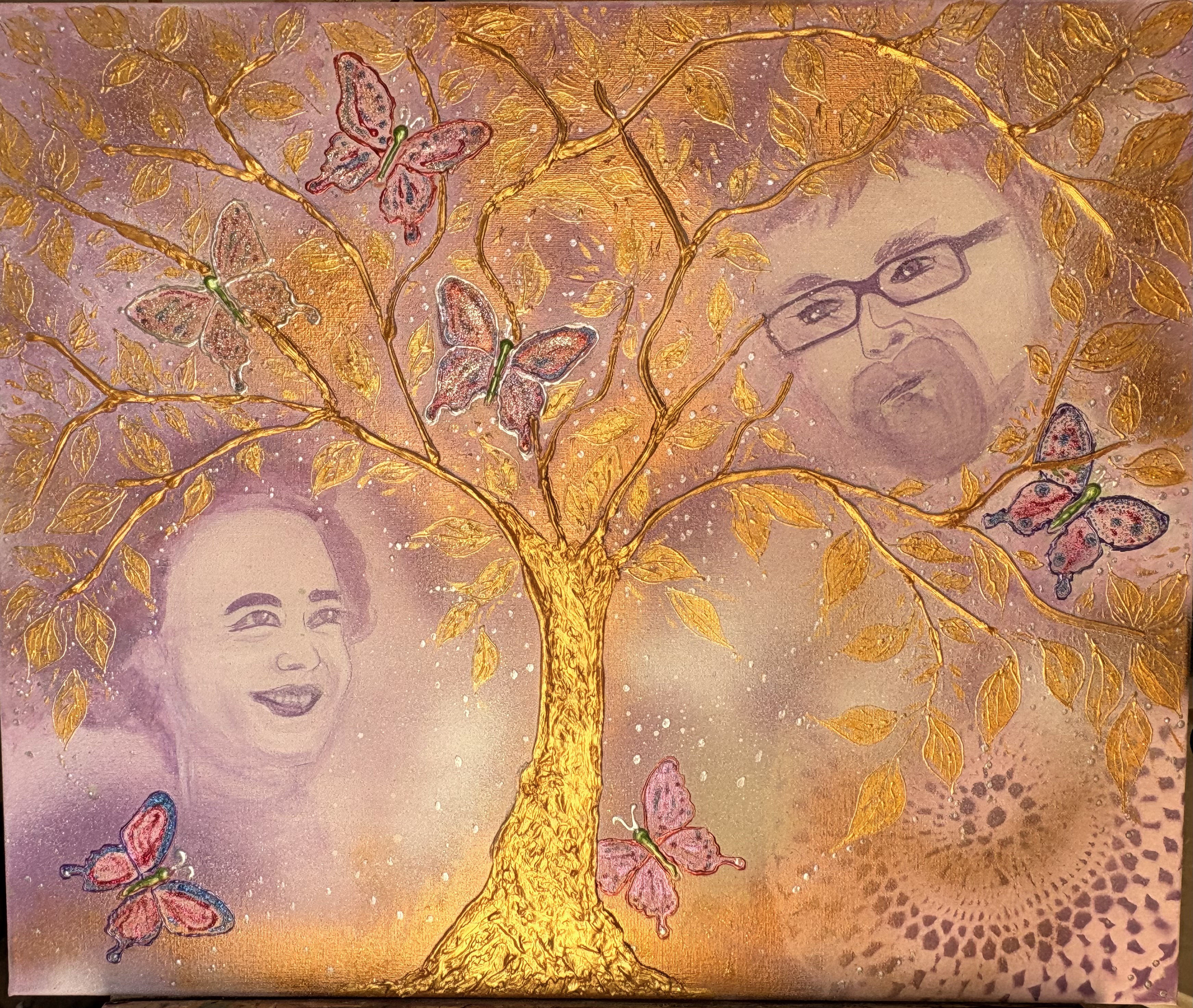 Œuvre représentant une mère et son fils sous un arbre d’or